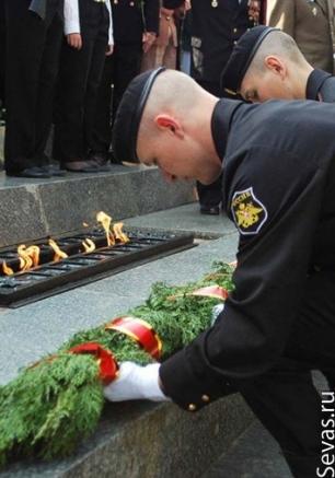 Возложение цветов к Мемориалу героическим защитникам Севастополя 1941-1942 гг