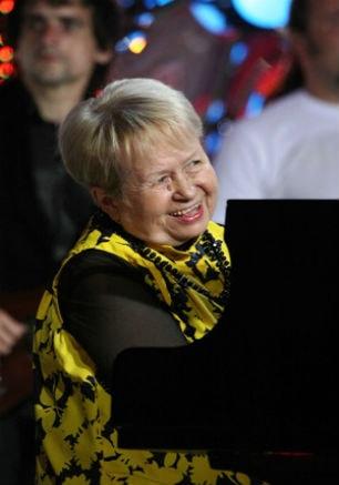 Концерт «Главное ребята, сердцем не стареть…» на площади КИЦ