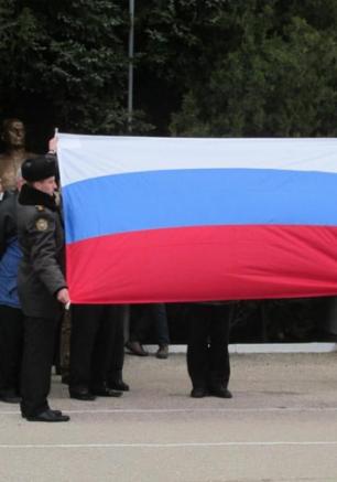 Торжественный запуск в воздух флага России из воздушных шаров