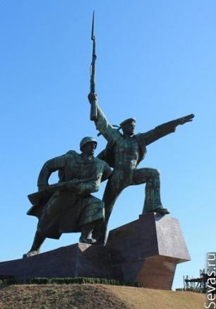 Митинг у памятника Матросу и Солдату на мысе Хрустальный
