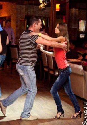 Сальса-вечеринка школы танцев 