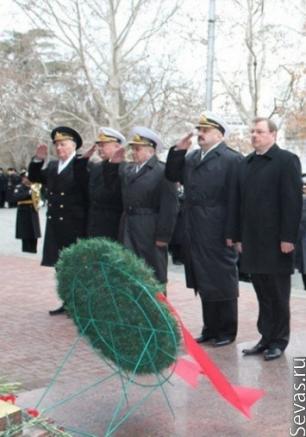 Возложение венков и цветов к Мемориалу героической обороны Севастополя в 1941-1942 гг