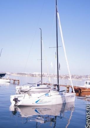 Парусная регата среди крейсерских яхт 