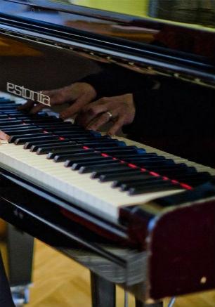 Максим Перов в Grill Club Мадера курортного комплекса «Аквамарин»