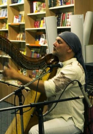 Alizbar и его кельтская арфа в Атриуме