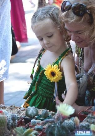 Выставка цветов и прикладного творчества учащихся на Приморском бульваре