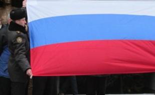 Торжественный запуск в воздух флага России из воздушных шаров