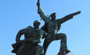Митинг у памятника Матросу и Солдату на мысе Хрустальный