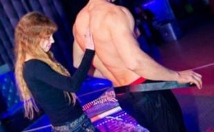 Мужской стриптиз и шампанский безлимит в клубе Le Roi 30 мая 2013