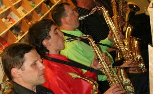 Праздничный концерт оркестра «Саксофоны Севастополя» в «Атриуме» 1 августа 2014