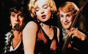 В джазе только девушки