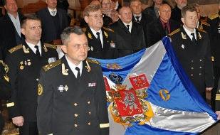 Передача флага Севастопольского морского собрания, побывавшего на борту МКС