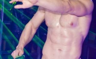 Мужской стриптиз и шампанский безлимит в клубе Le Roi 28 марта 2013