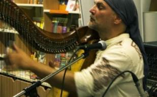 Alizbar и его кельтская арфа в Атриуме