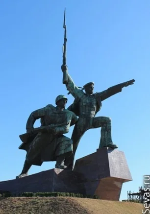 Митинг у памятника Матросу и Солдату на мысе Хрустальный