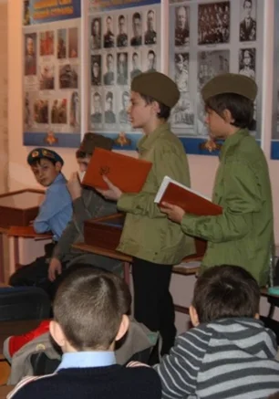 И мужество как знамя пронесём