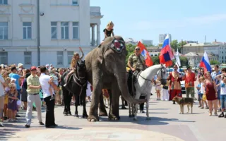 Праздничное шествие со слоном по набережной Приморского бульвара